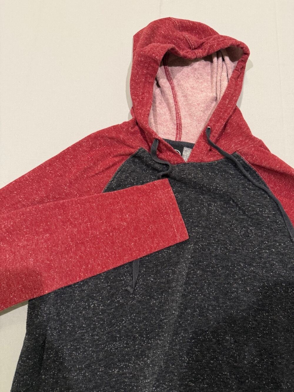 Volcom Hooded Long Sleeve Shirt Mens M Red Black Raglan Lightweight Hoodie